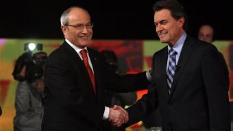 José Montilla i Artur Mas se saluden en un moment previ a la celebració del debat als estudis de TV3 ORIOL DURAN
