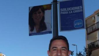 Diego Sánchez fotografiat a Pineda de Mar davant una pancarta del PP. T.M