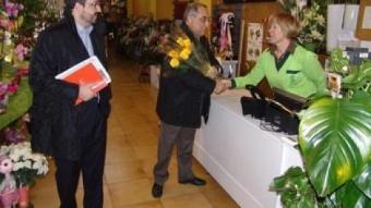 Nadal, acompanyat del diputat al Congrés Àlex Sáez, comprant flors en una floristeria a Figueres. O.M