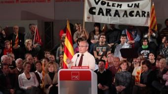 El candidat del PSC, José Montilla, en un míting, dimecres, a Terrassa, amb la pancarta demanant debats cara a cara darrere CRISTINA DIESTRO