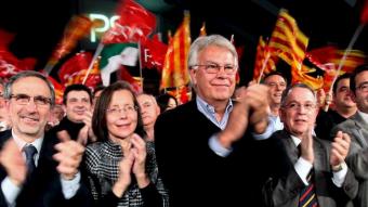 L'expresident del govern espanyol, Felipe González i la número dos del PSC, Montserrat Tura, a Granollers A.OLIVÉ /EFE