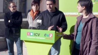 Els candidats Èrik Solés, Cristina Andreu, Llorenç Planagumà i Montse Escutia, a la plaça de Campdenmàs d'Olot. R. E