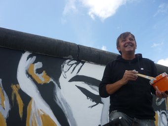 Ignasi Blanch l'estiu de l'any passat quan va tornar a Berlín a pintar el seu tros de mur. CEDIDA