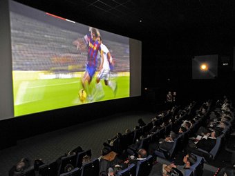 Aficionats seguint la transmissió del Barça-Madrid de l'any passat en un cinema de Girona. EFE