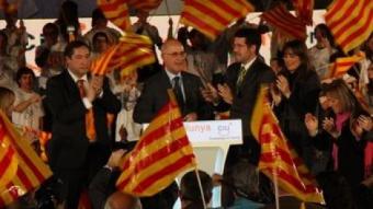 Duran i Lleida , aplaudit entre Josep Maria Pelegrí i Albert Batella, ahir a l'acte central de CiU a Lleida. SALVADOR MIRET / ACN