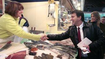Joan Laporta, amb Anna Arqué darrera, saluda una peixatera ahir al matí al mercat de Santa Caterina JOSEP LOSADA