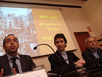 Al centre de la fotografia , l'historiador Francesc Murillo en la presentació del treball. A.E