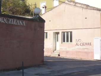 Entrada a la fàbrica de la Ceràmica Industrial Montgatina, amb una pintada en contra del tancament, al fons. J.G.NAVARRO