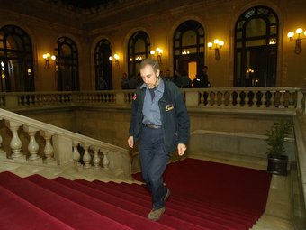 Carles Font pujant les escales del Parlament el dia que va anar a declarar a la comissió d'investigació. ANDREU PUIG