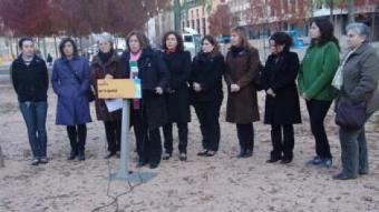 Carme Capdevila envoltada d'altres dones ahir a la plaça de la Constitució de Girona. J.M.S