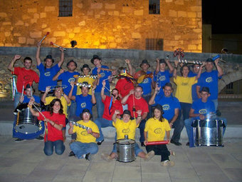 Foto de grup dels components del conjunt de batucada d'Aprodisca, aquest estiu en el marc de la festa major de Montblanc EL PUNT