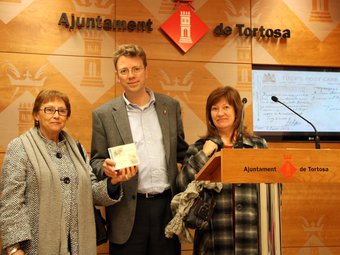 Les nétes de Joan Moreira ahir amb l'alcalde de Tortosa quan van comunicar la donació del fons epistolar. ACN