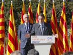 El presidenciable Artur Mas acompanyat de Josep Antoni Duran i Lleida ahir a Sant Benet del Bages, amb les nou senyeres al fons SUSI SÁEZ /EFE