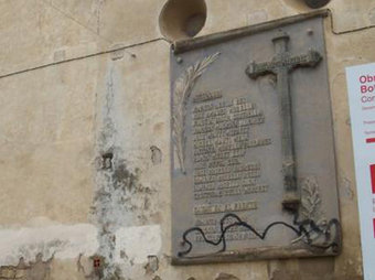 Placa “als caiguts” del bàndol franquista que ha estat retirada de la façana de l'església Sant Blai de Bot MEMORIAL DEMOCRÀTIC