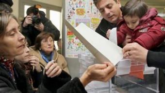 Un home vota amb el seu fill en un col·legi electoral a Barcelona. EFE