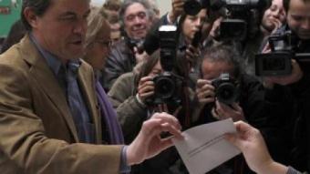 Artur Mas vota al col·legi electoral Infant Jesús, a Barcelona. REUTERS