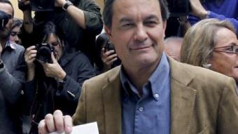 Artur Mas en el moment de dipositar el seu vot ALBERTO ESTÉVEZ / EFE