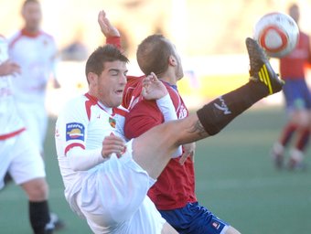 Fran Vélez disputa una pilota en el partit d'ahir.  LA MAÑANA