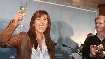 La presidenta del PP català, Alícia Sánchez-Camacho, brinda amb cava sota la mirada del cap del grup municipal del PP a Barcelona i exlíder del partit, Alberto Fernández Díaz. JOSEP LOSADA