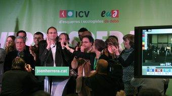 Joan Herrera, envoltat dels candidats, celebra els resultats de les eleccions en un hotel de Barcelona MARTA PÉREZ