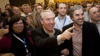 El candidat de CiU per Tarragona, Josep Poblet, envoltat ahir de militants durant el seguiment de l'escrutini, a l'hotel Ciutat de Tarragona T. VAN DER MEULEN