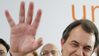 Artur Mas saluda els militants, amb la seva dona ALBERT GEA / REUTERS
