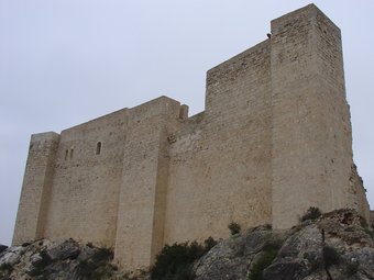 Vista de la façana exterior del recinte emmurallat del castell de Miravet que s'alça dalt un turó. JOAN FUGUET