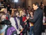 El futur president de la Generalitat, Artur Mas, conversant amb uns escolars de visita a la seu del Parlament JOSEP LOSADA