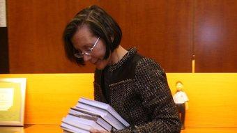 Tura endreçant llibres i documents ahir al seu despatx de la conselleria que ha ocupat durant quatre anys ORIOL DURAN