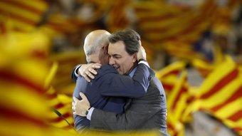 L'abraçada del Sant Jordi que va simbolitzar la reconciliació d'Artur Mas i Josep Antoni Duran i Lleida AFP