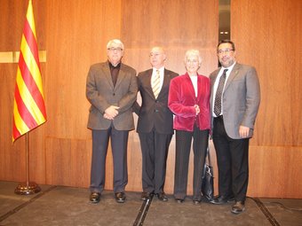 Baltasar Casanova acompanyat per l'alcalde de Deltebre i la presidenta d'Òmnium Cultural El Punt