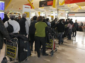 Imatge de les cues que s'han generat avui a l'aeroport de Madrid - Barajas FERNANDO ALVARADO / EFE