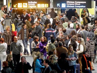 Passatgers desconcertats, avui a l'aeroport de Manises, València KAI FÖRSTERLING / EFE