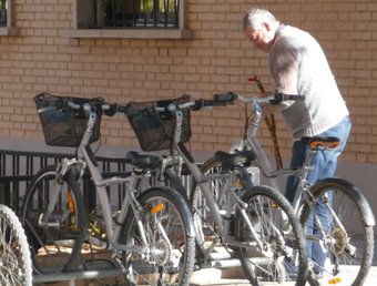 Imatge d'un aparcament de bicicletes a la localitat. ESCORCOLL