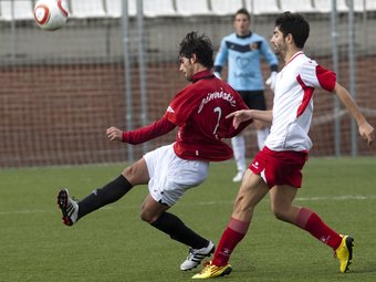 Julio Rico refusa una pilota en el partit contra el Terrassa.  TJERK