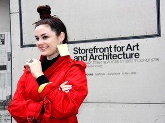 Eva Franch, nascuda a Deltebre, davant la façana de la galeria Storefront de Nov a York ARIADNA MATAMOROS/ACN