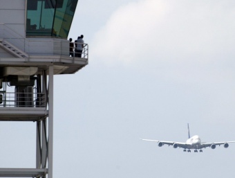 Una de les torres de control a l'aeroport del Prat, en el moment d'aterrar un avió A-380 JUANMA RAMOS / EFE