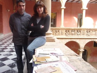 García i Tienda a l'arxiu del Baix Ebre amb les reproduccions dels documents de Paulí. R.R