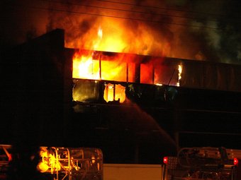 Les flames van destruir completament una nau industrial de Riudellots de la Selva. JOAN SABATER