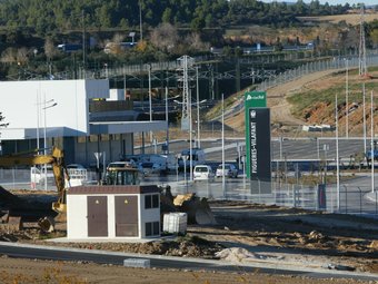 Una imatge de l'estació del TAV Figueres Vilafant, amb màquines encara treballant a l'entorn. JOAN SABATER