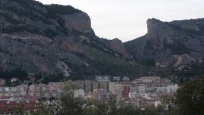 Vista de la ciutat amb el fons del Barranc del Cinc. ESCORCOLL