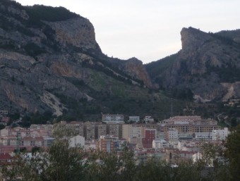 Vista de part de la ciutat amb el barranc del Cinc al fons. ESCORCOLL