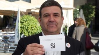 López Tena, durant la jornada de vot anticipat a la Barceloneta ORIOL DURAN