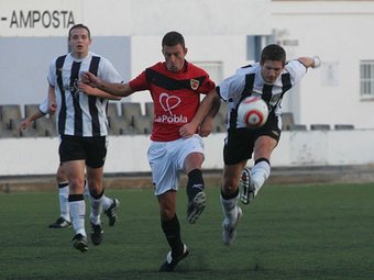 El poblenc Virgili disputa una pilota en el partit d'ahir.  M.M