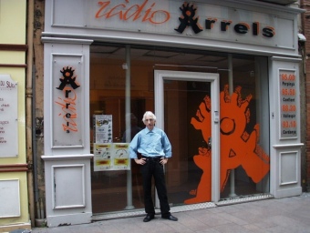 El director de Ràdio Arrels, Pere Manzanares, a davant dels estudis, al centre de Perpinyà EL PUNT