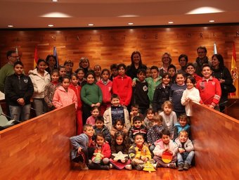 Imatge de tot l'alumnat participant en l'ornamentació de l'arbre de Nadal. CEDIDA