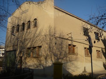 L'edifici del sindicat situat davant la riera, a l'entrada del veïnat de Sant Carles. E.F