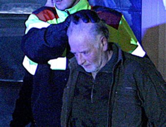 Pere Puig, acompanyat per un mosso, sortint de l'oficina de la CAM on va matar dos empleats MANEL LLADÓ
