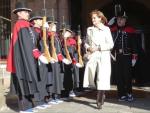 Núria de Gispert, rebent ahir la salutació dels Mossos d'Esquadra de gala, després de ser escollida nova presidenta del Parlament ROBERT RAMOS