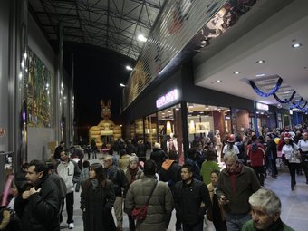 Desenes de persones van acudir ahir a la inauguració de les noves galeries comercials d'Amposta. JOSÉ CARLOS LEÓN